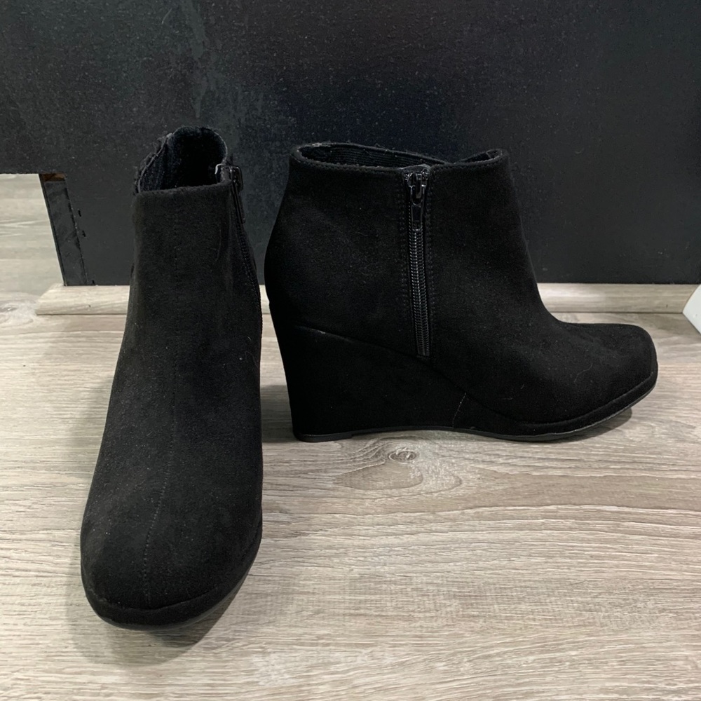 Women’s black wedge boots size 8